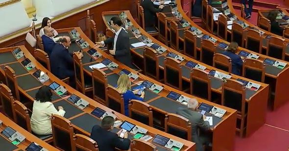 Debatet për Kryesinë/ Basha ‘përplaset’ me Sulën dhe Korreshin, vijojnë diskutimin në ambientet e Kuvendit