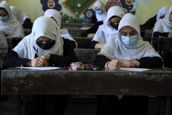 Helmohen rreth 100 nxënës në Afganistan, kryesisht vajza