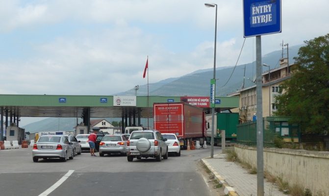 Kosova ndalon hyrjen e makinave me targa serbe për arsye sigurie