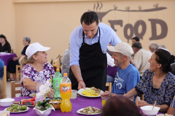 Veliaj shërben drekën e Bajramit në qendrën sociale të Kombinatit: “Familja e madhe e Tiranës ka mundësi e shanse për të gjithë”