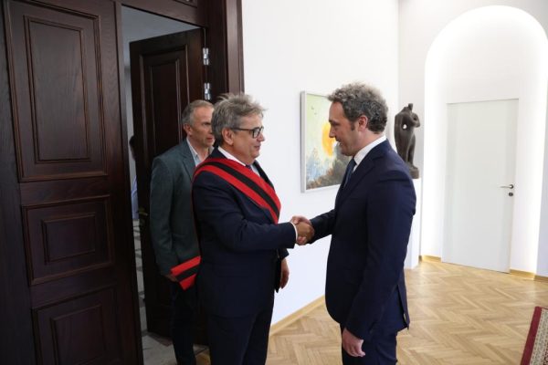 Benet Beci u betua sot si kryetari i ri i Bashkisë së Shkodrës/ Bardh Spahia i dorëzon detyrën