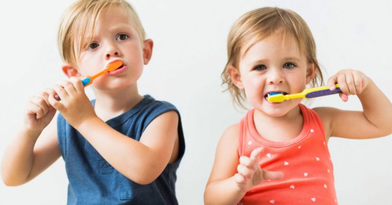 Mos e shtyni më gjatë, sipas dentistëve kjo është mosha e duhur kur fëmijët duhet të fillojnë të lajnë dhëmbët