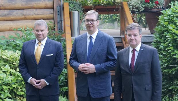 Lajçak: Diskutime të gjata me Vuçiç për situatën komplekse të serbëve në Kosovë
