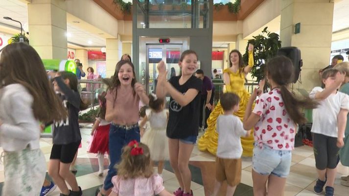 Fëmijët, festë në “Kristal Center”/ Lojëra dhe argëtime për të vegjelit me rastin e 1 qershorit