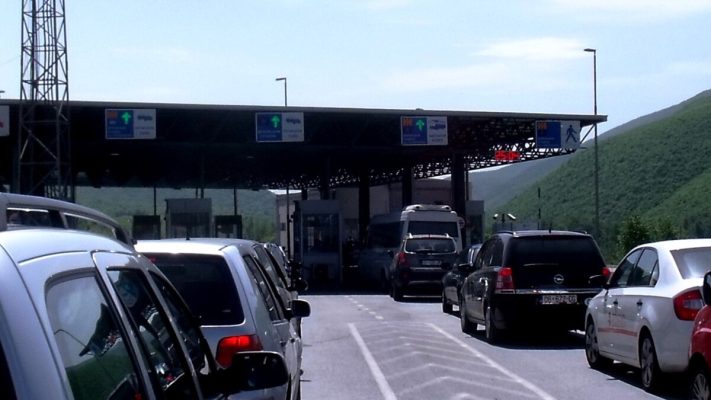 Pikat kufitare në veri të bllokuara, Ministria e Jashtme e Kosovës: Qytetarët të udhëtojnë nga Maqedonia e Veriut