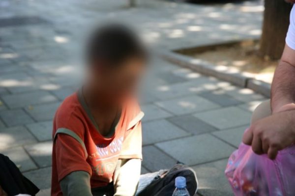 Shfrytëzuan fëmijët për të lypur/ Policia e Durrësit procedon penalisht 11 persona