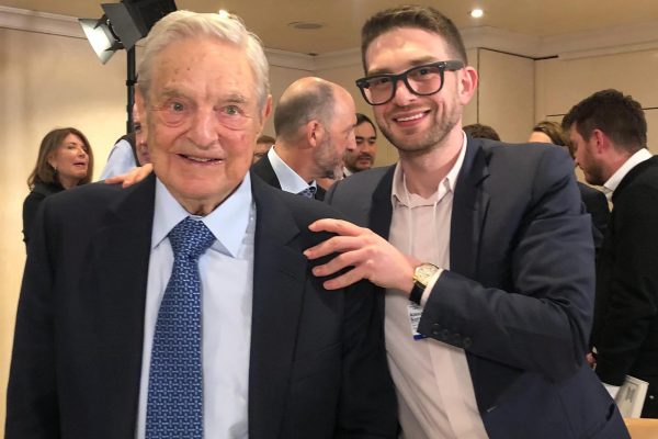Filantropi George Soros i dorëzon “perandorinë” djalit të tij/ Alex zotohet se do rrisë mbështetjen për të drejtën e votës dhe abortit