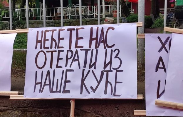 “Nuk do të na dëboni nga shtëpitë tona”/ Serbët në veri të Kosovës protestojnë me pankarta: Duam paqe!