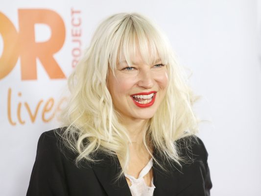 “Më në fund ndihem e lirë” këngëtarja e njohur Sia rrëfen se vuan nga autizmi