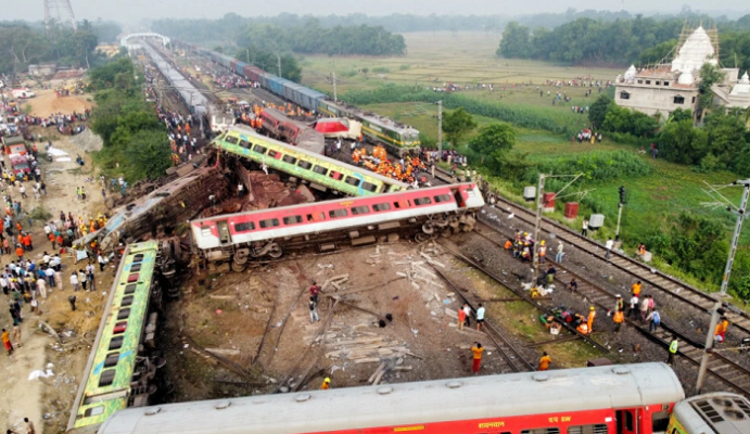 Indi: Mbi 230 persona të vdekur si pasojë e përplasjes së tre trenave