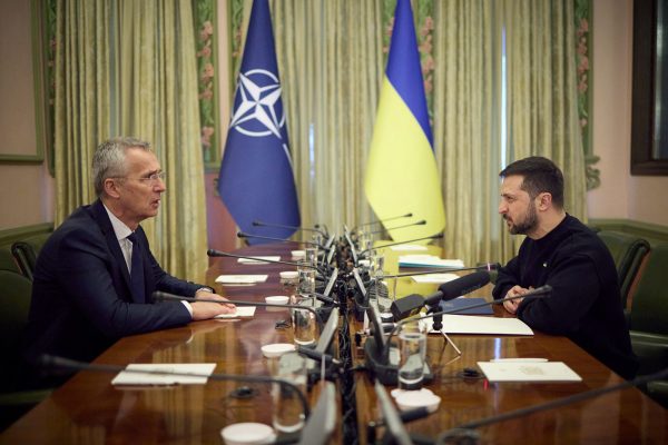Stoltenberg dhe Scholz: NATO nuk do të jetë pjesë e konfliktit Ukrainë-Rusi