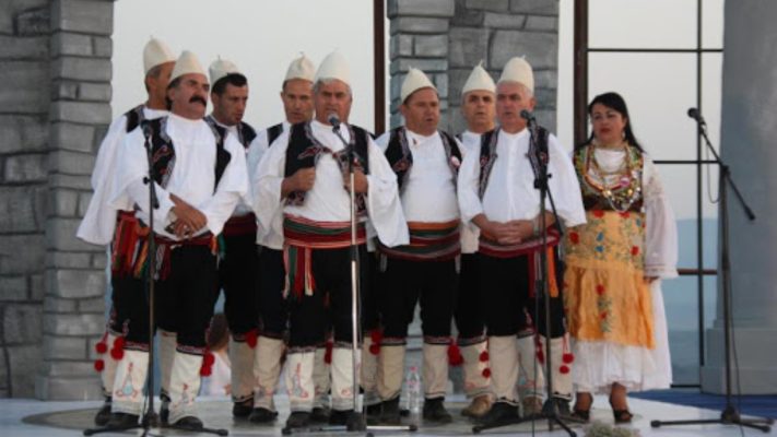 Ansamblet greke në Gjirokastër, vendasit dhe turistët duartrokasin shfaqjet e artistëve