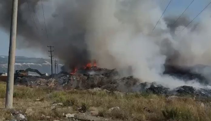 Zjarr në fushën e mbetjeve në Vlorë, zona “pushtohet” nga tymi