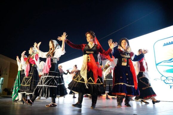 Pasarelë “mode” me xhubletën në Tuz; vajzat malësore parakalojnë me veshjet tradicionale