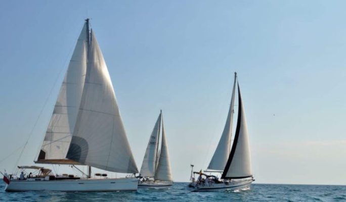 Dita e dytë e garës me vela/ Italianët shijojnë bukuritë e Vlorës dhe atraksionin e Marina Orikum