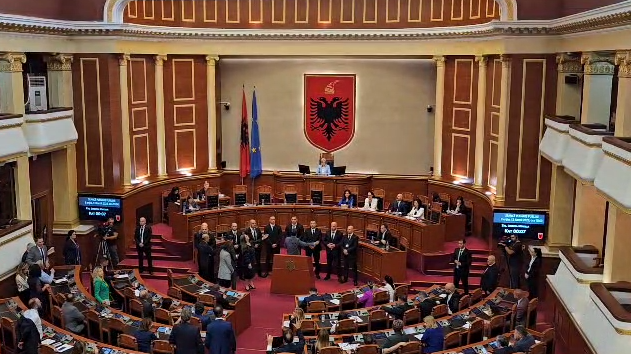 “Ahmetaj” ndez parlamentin; opozita kërkon që heqja e imunitetit të bëhet sot, ndërsa mazhoranca të hënën