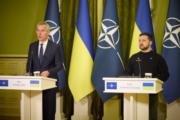 NATO do të mbrojë Ukrainën/ Stoltenberg: Kievi më afër me Aleancën