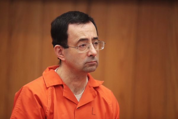 I dënuar me 175 vjet burg për ngacmim seksual të dhjetra grave, qëllohet me thikë Larry Nassar
