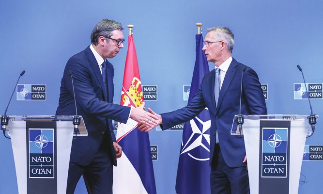 Stoltenberg i gatshëm për t’u takuar me Vuçiç: Jemi në Kosovë për të garantuar sigurinë