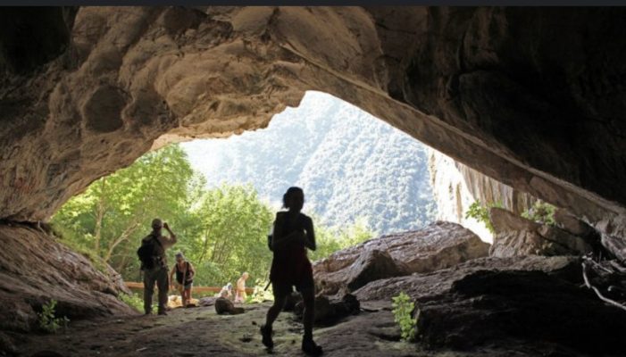 Ranë në humnerë teksa vizitonin shpellën e Pëllumbasit, shpëtohen 3 turistë gjermanë