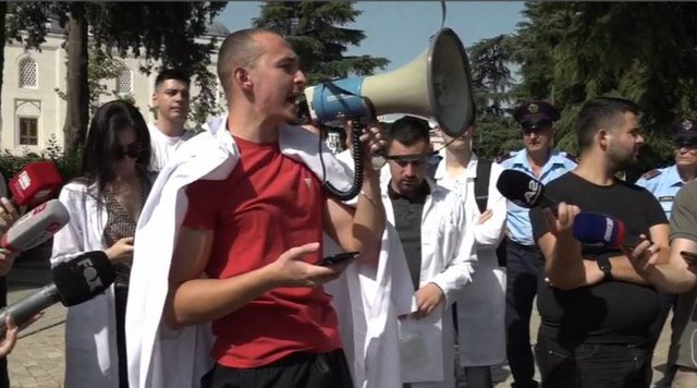 Sot diskutohet projektligji/ Studentët e Mjekësisë protestë para Kuvendit: Koston e mban prindi jonë!