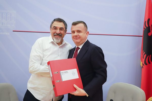 Bledi Çuçi i kalon stafetën Taulant Ballës/ Ministri i ri i Brendshëm: Javën tjetër bëj publike prioritetet