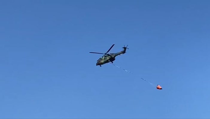 Helikopterë kundër zjarreve në Fier/ Betejë nga ajri dhe toka për shuarjen e flakëve në pyje 