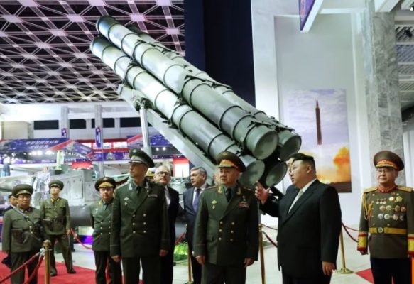 Lideri i Koresë së Veriut i reklamon raketat e ndaluara ministrit rus