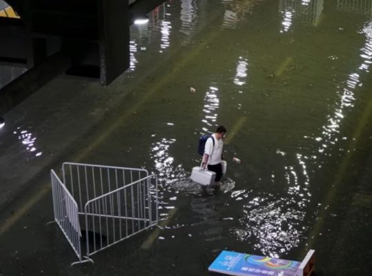 Tajfuni Doksuri godet Kinën me erëra të forta dhe shi