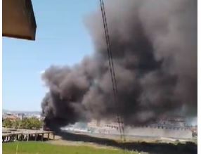 VIDEO- Zjarr pranë terminalit të autobusave jug-veri/ Një re e zezë tymi mbulon zonën