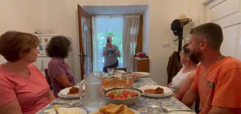 Rehova e mbushur me turistë/ Fshati pranë Ersekës preferohet për natyrën, qetësinë dhe ushqimet bio