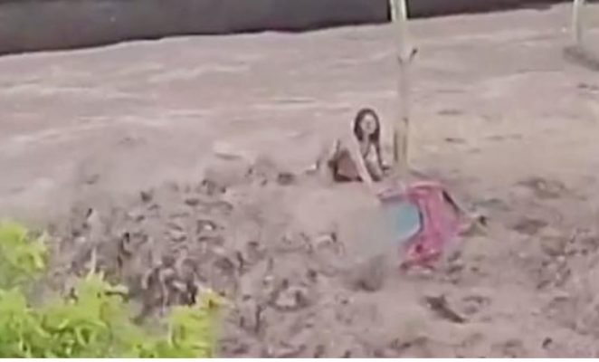 Video-Përmbytjet në Spanjë/ Gruaja hipën sipër makinës për të shpëtuar, shumë persona janë të bllokuar