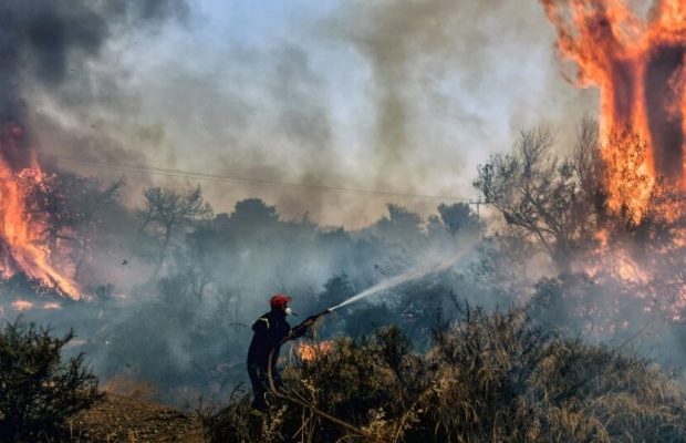 Greqia vazhdon përpjekjet për të pestën ditë për të shuar zjarret