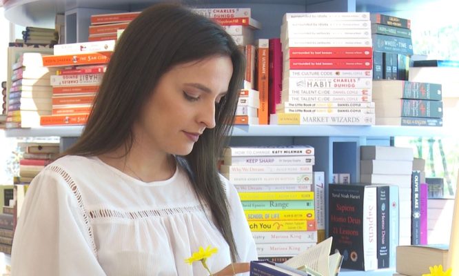 Librat në çantën e pushimeve/ Këtë vit, edhe shumë turistë të huaj po blejnë botimet shqiptare