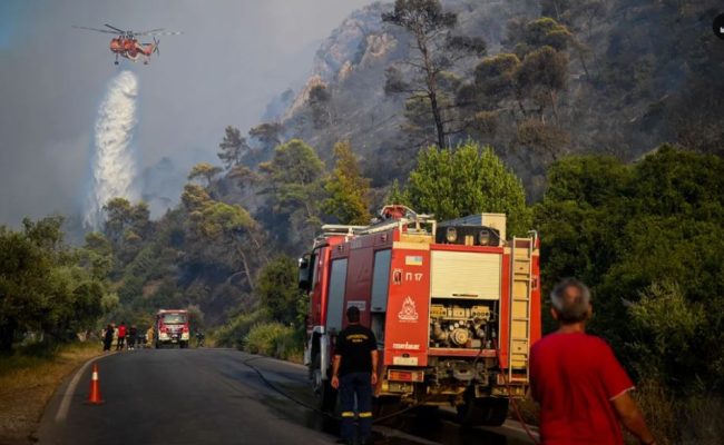 Zjarri në ishullin e Korfuzit/ Evakuohen 17 fshatra, rojet bregdetare shpëtojnë 59 pushues