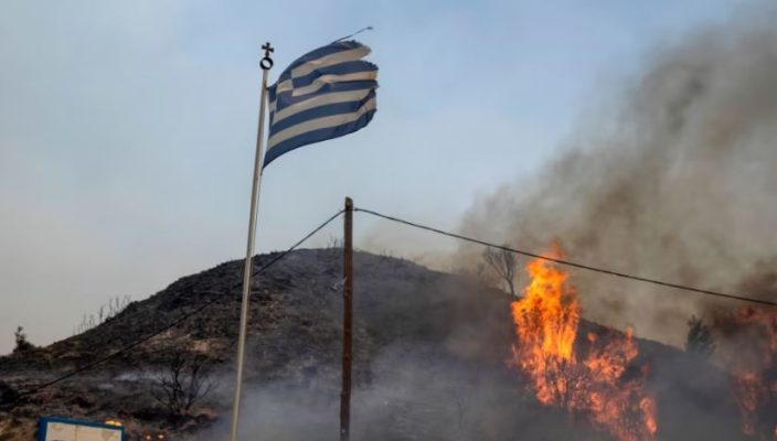 Zjarret në Greqi/ Largohen mijëra turistë