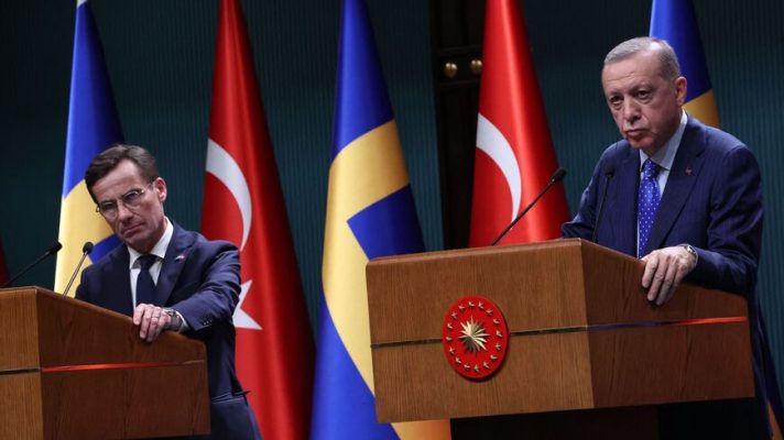 Ankaraja i konsideron pjesë e një grupi terrorist, Suedia bllokon ekstradimin e dy turqve