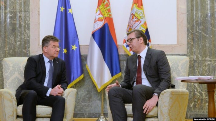 Tensionet në veri/ Lajçak takohet me Vuçiç, presidenti flet për rrezikun e torturave të serbëve në veri