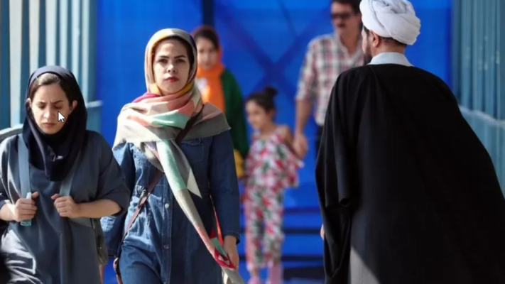 Parlamenti iranian shpalos ligjin e rreptë të hixhabit, pavarësisht kritikave