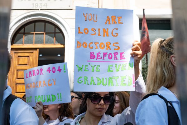 Pesë vite punë e detyruar në Shqipëri/ Studentët e mjekësisë paralajmërojnë protestë kundër vendimit të qeverisë