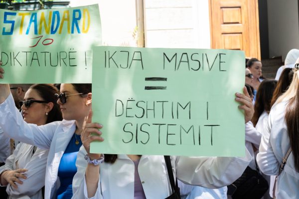 Protestojnë mjekët e rinj: U tradhtuam nga qeveria, po shkelen të drejtat tona kushtetuese