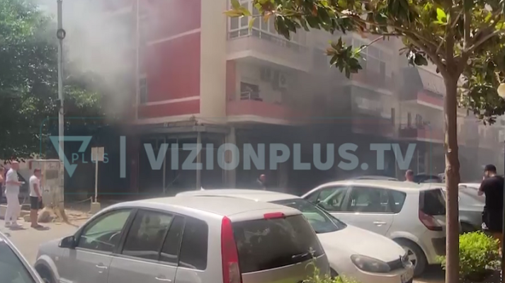 I vihet zjarri parkimit të pallatit në Unazën e Re, alarmohen banorët (VIDEO)