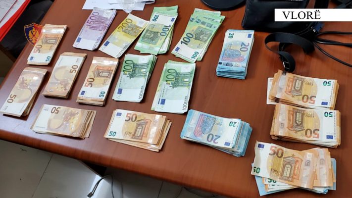 Të fshehura në fugon, sekuestrohen 16 mijë euro të padeklaruara në Vlorë