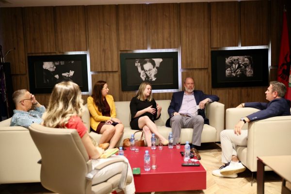 Nga rekomandimet e OSBE/ODIHR-it për zgjedhje tek pjesëmarrja e grave në politikë, Gjiknuri takon Paul McCarthy