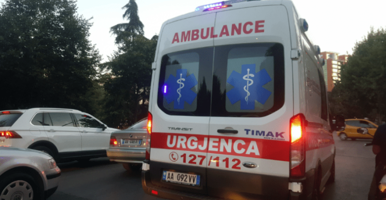 Aksident në Vorë/ Përplasen dy makina, plagoset oficerja e policisë rrugore