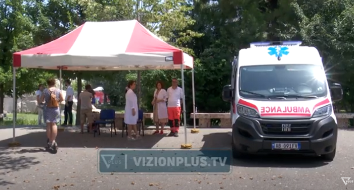 Mjekë në sheshe për vapën; edhe bashkia e Tiranës hap tenda ku jepet ndihma e parë