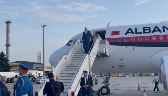 Rama mbërrin në Beograd, pritet të takohet me Vuçiç