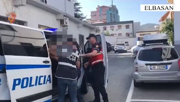Pjesë e grupit kriminal/ Policia e Elbasanit arreston dy persona të shpallur në kërkim