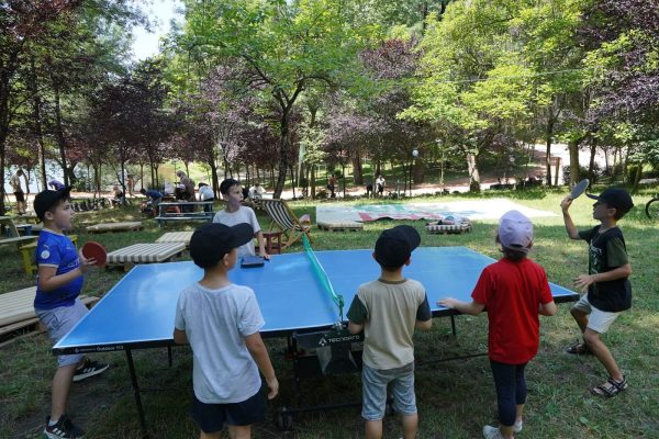 FOTO/ Fëmijët i bashkohen aktiviteteve të kampit veror në parkun e madh të Liqenit Artificial