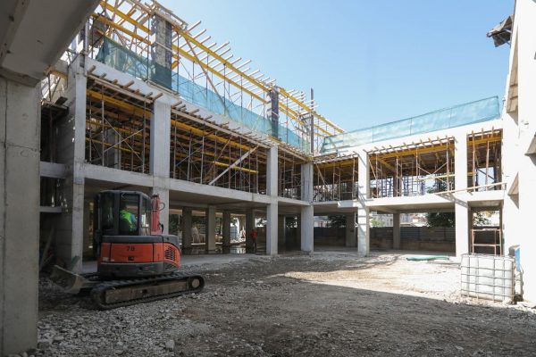 Nxënësit e shkollës “Musine Kokalari” me godinë të re, Veliaj: “Këtë vit kemi një buqetë prej 10 shkollash të reja”